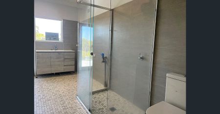 Ideally Situated and Generously Sized Flat - Photo 3