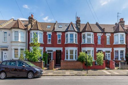 Bright and modern spacious house boasting solid oak flooring and two receptions - Photo 2