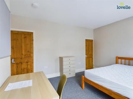 4 bedroom Terraced House To Let - Photo 3