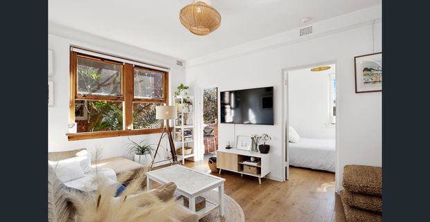Light-Filled Two Bedroom Apartment In Art Deco Block - Photo 1