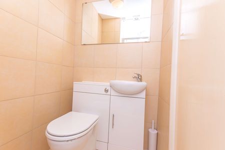 Five-Bedroom Shared House Near Heathrow! Room 3 - Photo 5