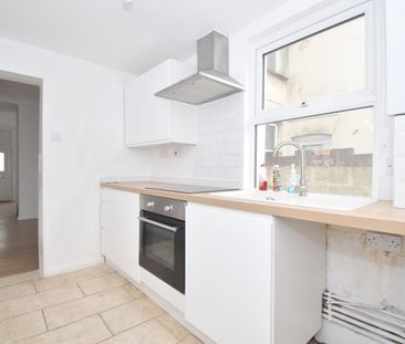 Terraced House to rent - Wykeham Street, Rochester, ME2 - Photo 3