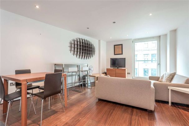 A bright 1 bedroom apartment situated in the ever popular Brewhouse Yard development in the heart of Clerkenwell. - Photo 1