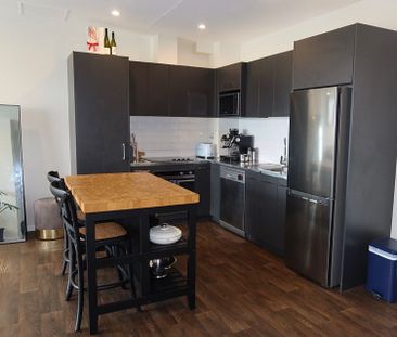 Stylish Furnished Harbour-View Apartment – Lock Up - Photo 3