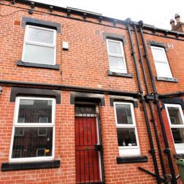 2 bedroom House in Harold Mount, Leeds - Photo 1