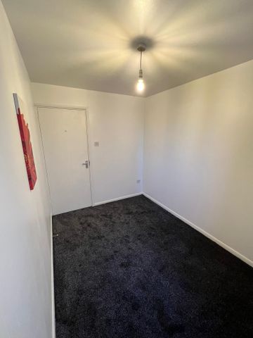 Two Bedroom Flat to Let in Grays, Essex RM17 6QG - Photo 2