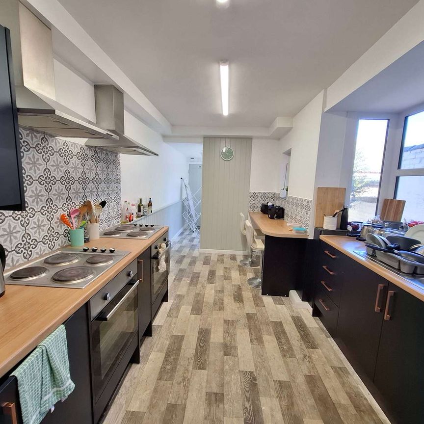 Modern and tastefully designed shared house, close to town - Photo 1