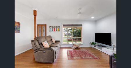 FAMILY HOME WITH POOL IN CONVENIENT NEIGHBOURHOOD - Photo 4