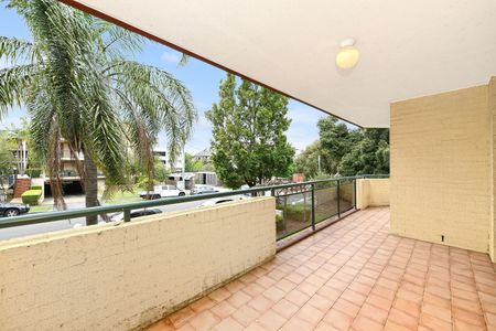 Generous Apartment With Balcony - Photo 2