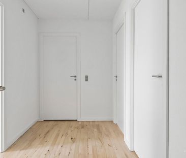 Centralt beliggenhed, med gratis parkering samt hyggeligt gårdmiljø. - Photo 1