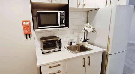 Spacious 1–2 Bedroom Unit with Private Entrance - Photo 3