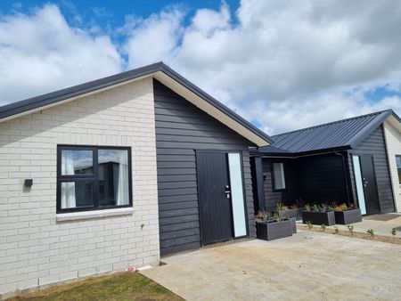 Exquisite, near new, three-bedroom residence your new home. - Photo 5