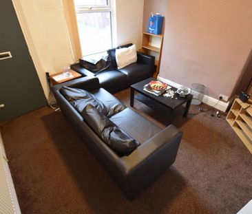 4 bedroom House in Meadow View, Leeds - Photo 4