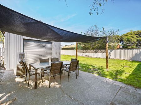 Charming 3-Bedroom Home in Prime North Albury Location - Photo 2