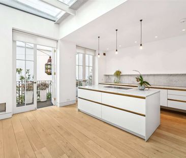 An impressive listed townhouse on one of London's finest garden squ... - Photo 2