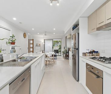 Contemporary Townhouse Living in Coopers Plains – Stylish 2-Bedroom... - Photo 5