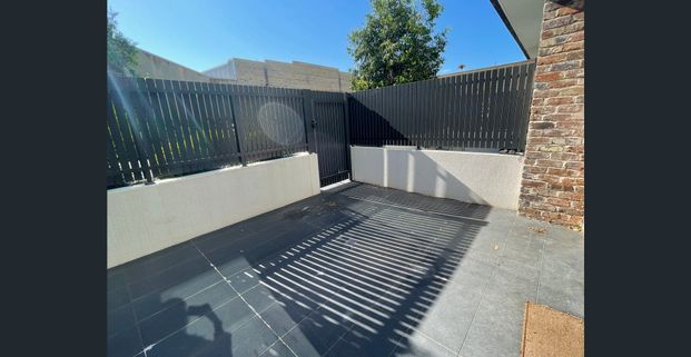 Split level furnished apartment in the heart of Rosebery - Photo 1