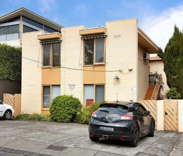Light-Filled Apartment Living in an Unbeatable Richmond Location! - Photo 3
