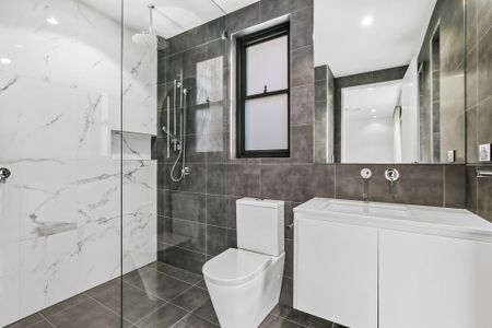 Luxuriously Designed, Near New, Stylish And Sun Kissed Executive Style Five Bedroom, Four Bathroom Family Oasis In A Blue Ribbon, Park-Side Location - Photo 3