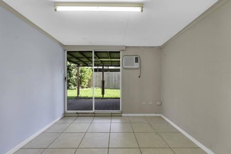 Large 3 Bedroom Home with Ensuite - Extra Office - Huge Block - Fully Fenced - Photo 5