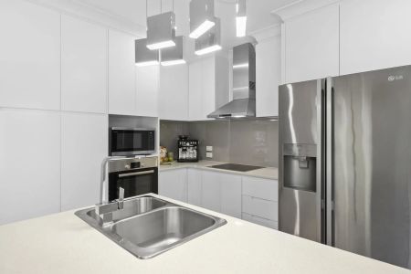 Stylish Townhouse with Exceptional Outdoor Living - Photo 2