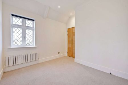 A modern and high-specification family home in a peaceful semi-rural location within Bears Rails Park, with communal grounds backing on to Windsor Great Park. - Photo 3