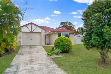 32 Manthey Cres, Bray Park QLD 4500 - House For Rent | Domain - Photo 5