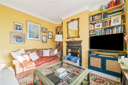 Delightful three-bedroom Victorian terraced house, beautifully presented throughout with a large extended kitchen and dining room leading on to a pretty private garden. Close to Tooting Broadway tube (Northern Line), St Georges Hospital and great schools. - Photo 2
