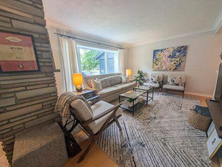 Charming 3-Bedroom Home Near The Pen Centre! - Photo 2