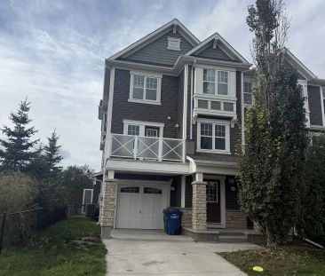 Beautiful 3-Storey House for Rent — 3 Bedrooms Townhouse - Photo 1