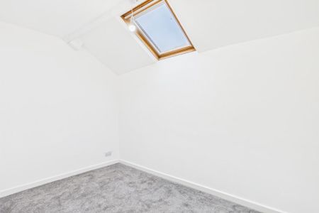 2 bedroom maisonette to rent - Photo 2