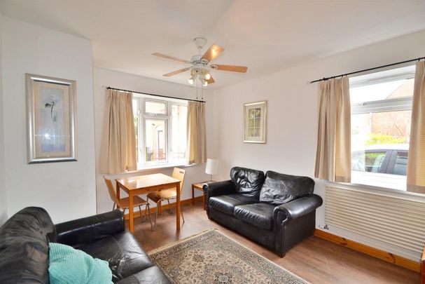 4 bedroom end of terrace house to rent - Photo 1