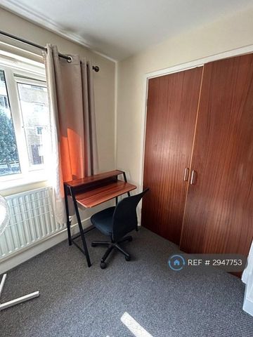 1 bedroom in a house share to rent - Photo 2