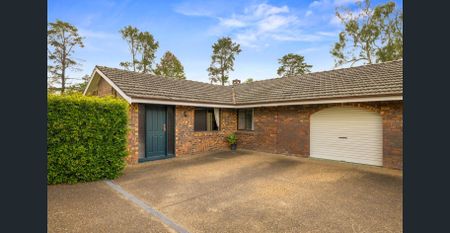 Spacious 4 bedroom home with an updated interior - Photo 3