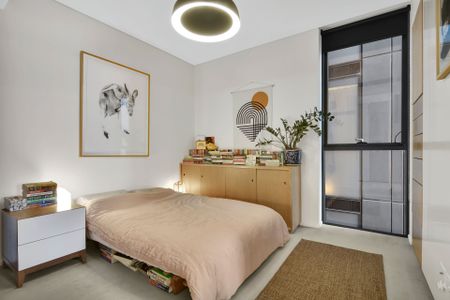 Sunlit & stylish two bedroom apartment in Central Park with parking - Photo 3