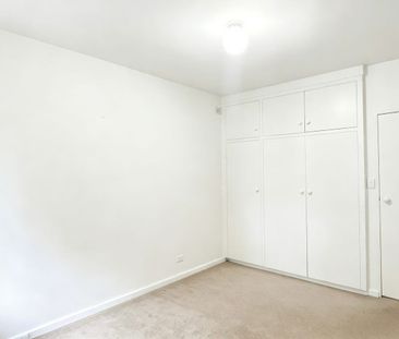 Spacious & Light-Filled Apartment with Air Conditioning in Prime Ke... - Photo 5