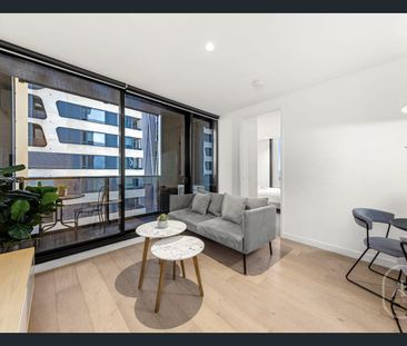 Furnished One-Bedroom Apartment in the Iconic Empire Building - Photo 2