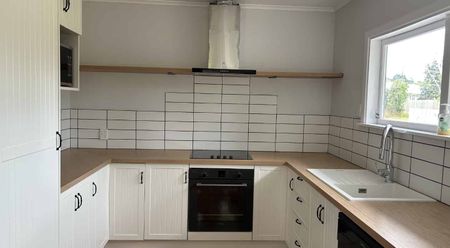 Beautifully refurbished 3 bedroom on Awaroa - Photo 2