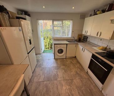 1 bedroom in a house share to rent - Photo 2