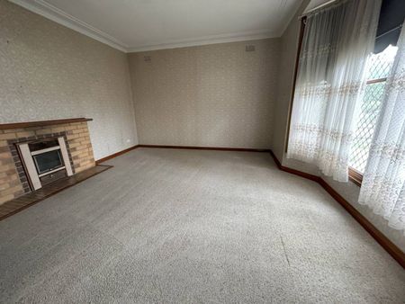 Large 3-bedroom Family home in South Tamworth - Photo 2