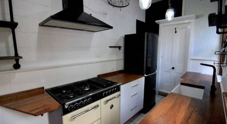 Charming pet friendly Home on Wallace Street – Your Perfect Sanctuary! - Photo 3