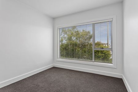 Fully Renovated 4 Bedroom in Heart of Merivale - Photo 2