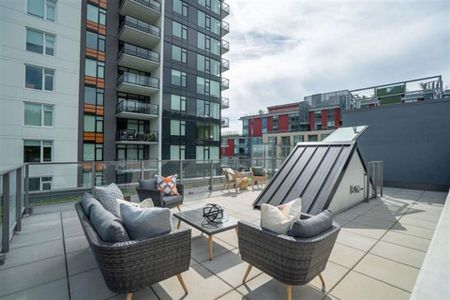 Stunning 2 bed + flex PENTHOUSE with massive rooftop patio! - Photo 5