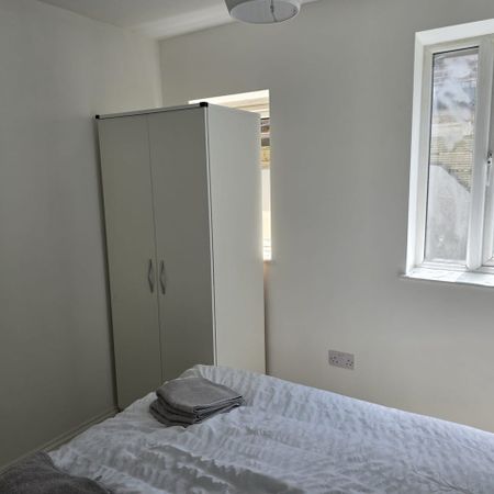 1 Bed Flat, Wood Lane, W12 - Photo 3