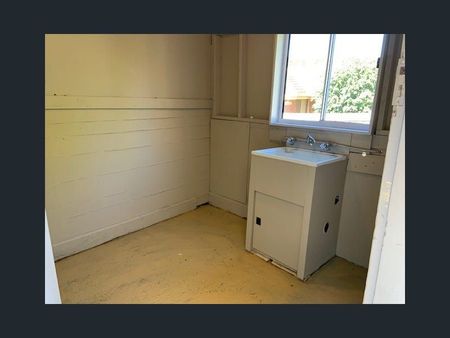 Space & Convenience In Excellent Location - Photo 4