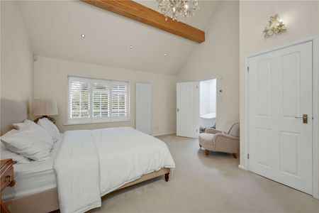 A bright and spacious family home enjoying spectacular views, located in a private road. - Photo 4