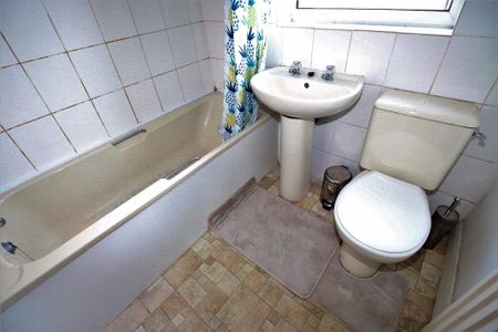 3 bedroom flat to rent - Photo 4