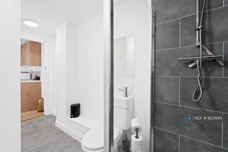 1 bedroom in a house share to rent - Photo 2