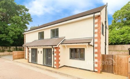 4 bedroom semi-detached house to rent - Photo 3
