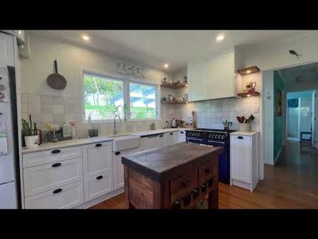 Gorgeous home with sleepout in Helensville. - Photo 2